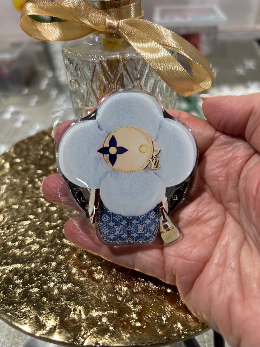 Luxury Vivi Pop Socket Accessory For Your Phone.